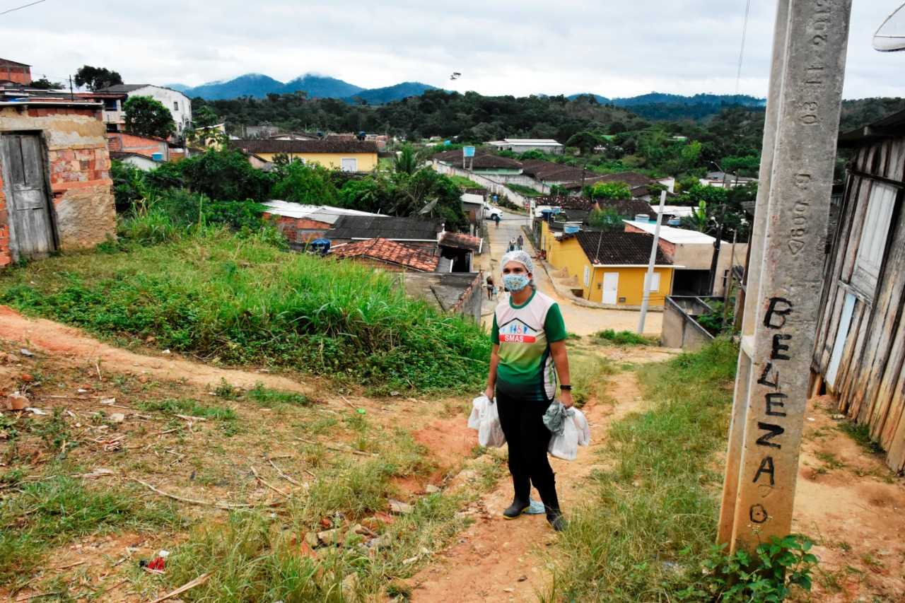 Camacã: Secretaria de Assistência Social faz entrega de pães e máscaras no Bairro Joana Angélica
